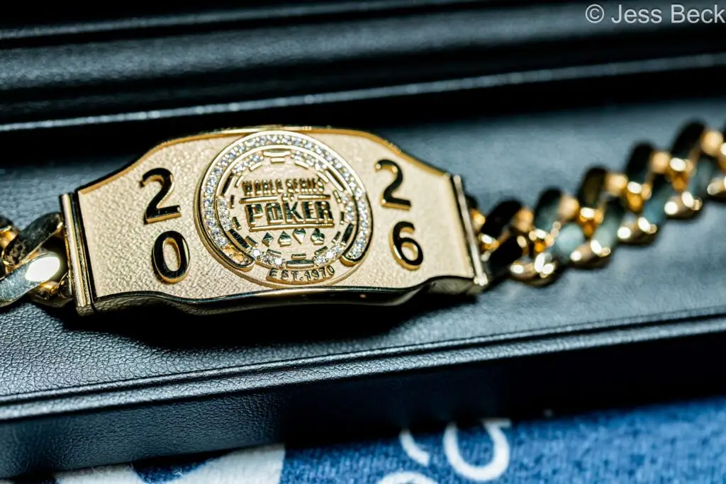 שחקן פוקר ישראלי מול מחשב עם צמיד WSOP Online GGPoker 2026