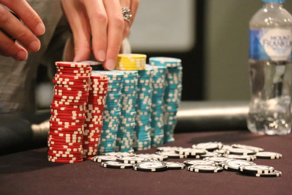 טורניר פוקר אונליין WCOOP 2026 - שחקן ישראלי מול מסך